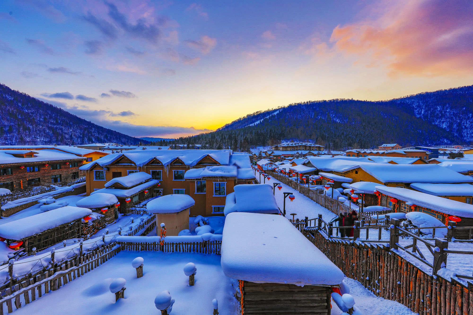 雪乡景区大年初三不会闭园，雪乡景区在大年初三期间是正常开放的。关于雪乡景区闭园的说法是不实传闻，请以官方信息为准，在计划前往雪乡景区游玩时，建议提前查询官方信息以获取最新的开放情况和游玩指南。