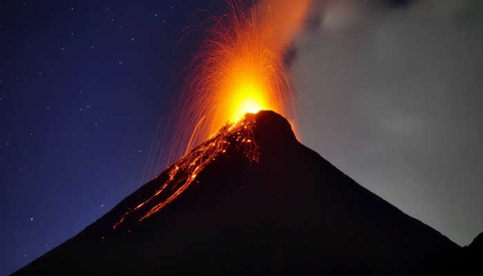 是的，日本有一场火山喷发，其灰柱高达到了约3400米的高度。这次火山喷发产生的灰柱直冲云霄，蔚为壮观。请注意，火山喷发是一种自然现象，可能会带来一定的危险和破坏。建议关注相关机构发布的预警和警报，确保个人安全。