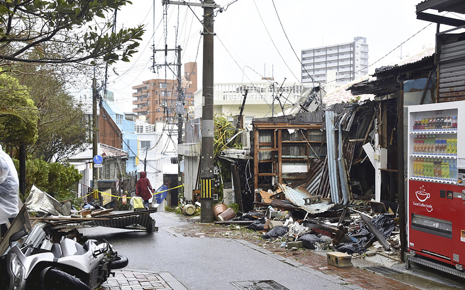 当地时间2023年9月2日，日本一列火车驶入东京附近神奈川县相模原市的住宅区，造成至少两人死亡。据初步信息，死者为中国籍女性。事故发生后，当地警方和救援人员迅速赶到现场展开调查与救援工作。关于事故的具体原因和后续进展，建议等待官方进一步公布相关信息。