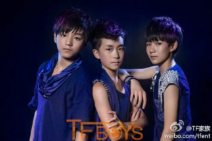 TF家族三代同堂确实是一个引人注目的现象，其中易烊千玺作为其中的一员，他的缺席确实让人感到遗憾。易烊千玺以其出色的才艺和独特的魅力在娱乐圈中赢得了广泛的认可和粉丝的喜爱。不过，即便易烊千玺没有参与某些场合或活动，TF家族的其他成员也各自展现出了自己的实力和魅力。每个人都有自己的发展轨迹和选择，我们应该尊重并欣赏他们的努力和成就。希望未来TF家族能够继续发展，为大家带来更多精彩的表现。