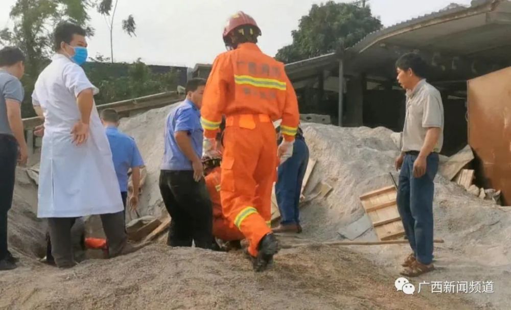 西藏一名地震遭埋压儿童被救出