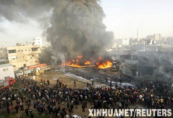 新年第一天加沙地区遭受空袭是不幸的事件，造成人员伤亡是非常令人痛心的。我们应该尊重生命，关注和平，反对任何形式的暴力和冲突。同时，我们也应该呼吁各方保持冷静和克制，通过对话和协商解决分歧和冲突，避免更多的伤害和损失。，加沙地区局势复杂，涉及到多个利益相关方和复杂的政治、宗教等因素。解决加沙地区的问题需要各方共同努力，通过对话和协商找到和平解决方案。国际社会应该加强对这一地区的关注和协调，推动各方采取实际行动，为加沙地区的和平与稳定做出贡献。