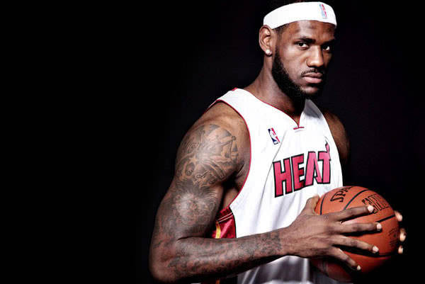 詹姆斯（LeBron James）在NBA赛场上是一名极具影响力的球员。关于他40岁首战空砍23分的描述，可能是在描述他在某场比赛中的表现。，空砍通常用来描述球员在比赛中得分，但球队未能取得胜利的情况。至于40岁首战，可能是指詹姆斯在职业生涯的某个阶段，迎来了自己40岁的生日之后的首场比赛。至于得分23分，这是一个具体的得分数据。，至于具体是哪场比赛，以及更多的背景信息，可能需要进一步查阅相关的新闻报道或官方数据。