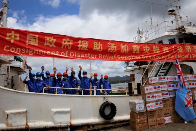 当地时间2月2日，来自中国的首批紧急援助物资抵达太平洋岛国瓦努阿图首都努库阿洛法机场。这批物资总重约35吨，包括食品和药品等急需物资。中方援助物资抵达后，受到当地民众和官员的热烈欢迎和感谢。中方表示将继续向瓦方提供人道主义援助，支持瓦方抗击疫情和恢复经济发展。这是中国向太平洋岛国提供的首批援助物资之一，体现了中国对太平洋岛国的深厚友谊和坚定支持。