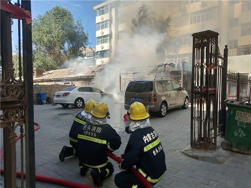 深圳一室外草地着火引燃汽车