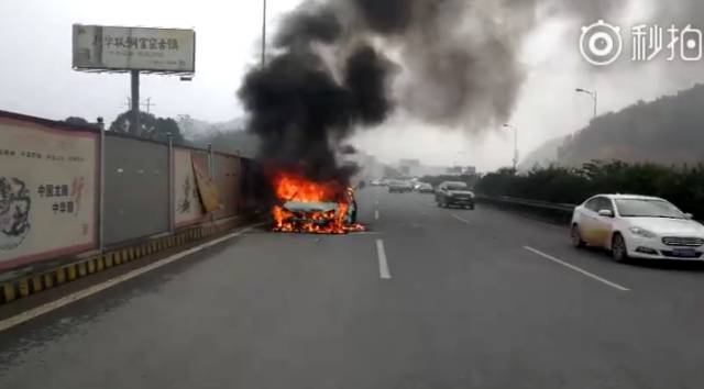 小车自燃长沙交警及时救下司机