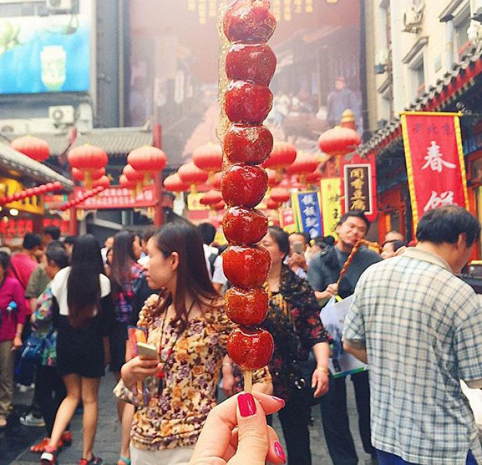 韩国人在山东旅游狂炫冰糖葫芦