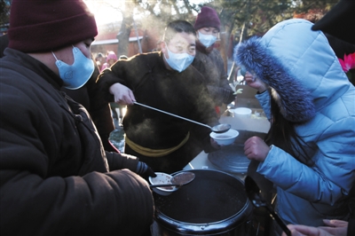 市民在雍和宫排长队领腊八粥