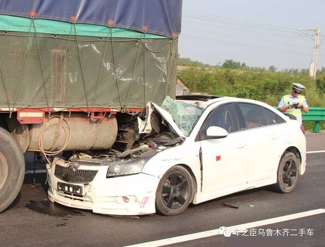 轿车刹车失灵 民警驾车硬生生挡下