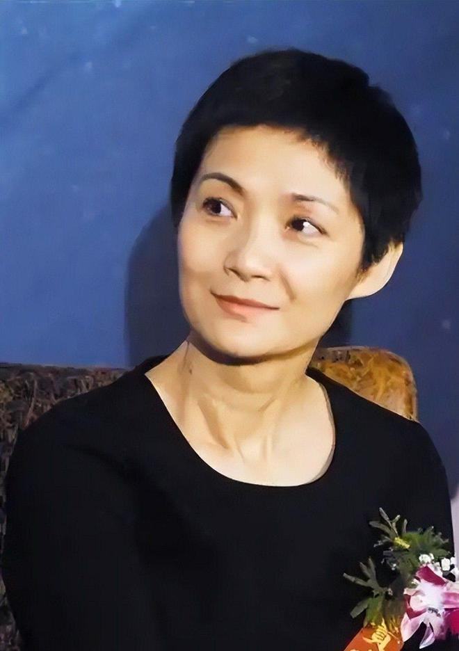 张子健携女儿悼念前妻