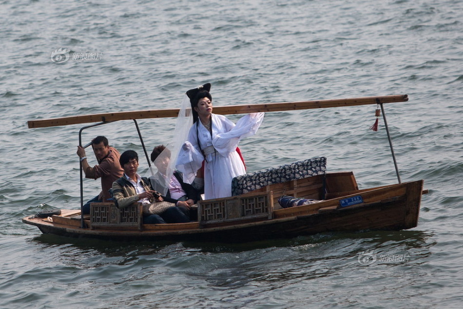 游客拍到杨幂造型风筝在西湖上空飞