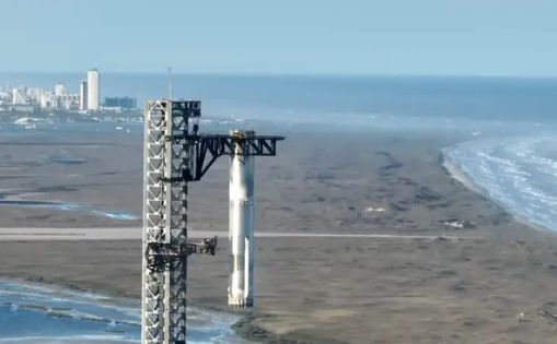 SpaceX“星舰”再现“筷子夹火箭”